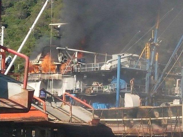 Tersanedeki Tekne Alev Alev Yandı 3