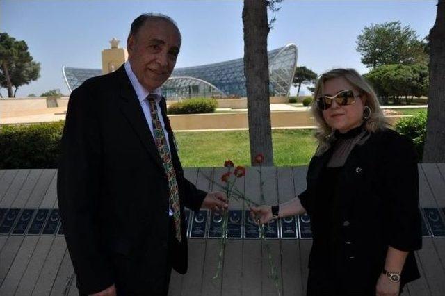 Eskişehirli Şair Dr. Nedim U&ccedil;ar, Azerbaycan Şiir Ş&ouml;leninden &Ouml;d&uuml;llerle D&ouml;nd&uuml; 1