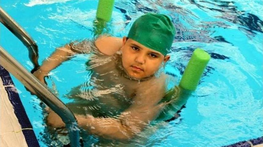 Otistik &Ccedil;ocukların Y&uuml;zme Havuzu Zaferi