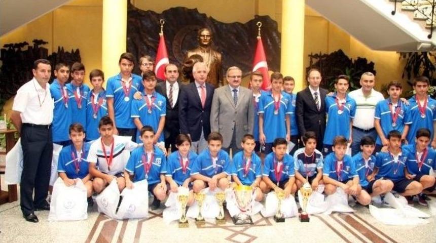 Vali Karaloğlu, Başarılı Sporcuları Altınla &Ouml;d&uuml;llendirdi