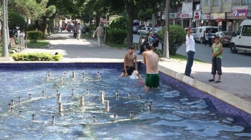 &Ccedil;ocuklar S&uuml;s Havuzunda &Ouml;l&uuml;m&uuml;ne Eğlendiler