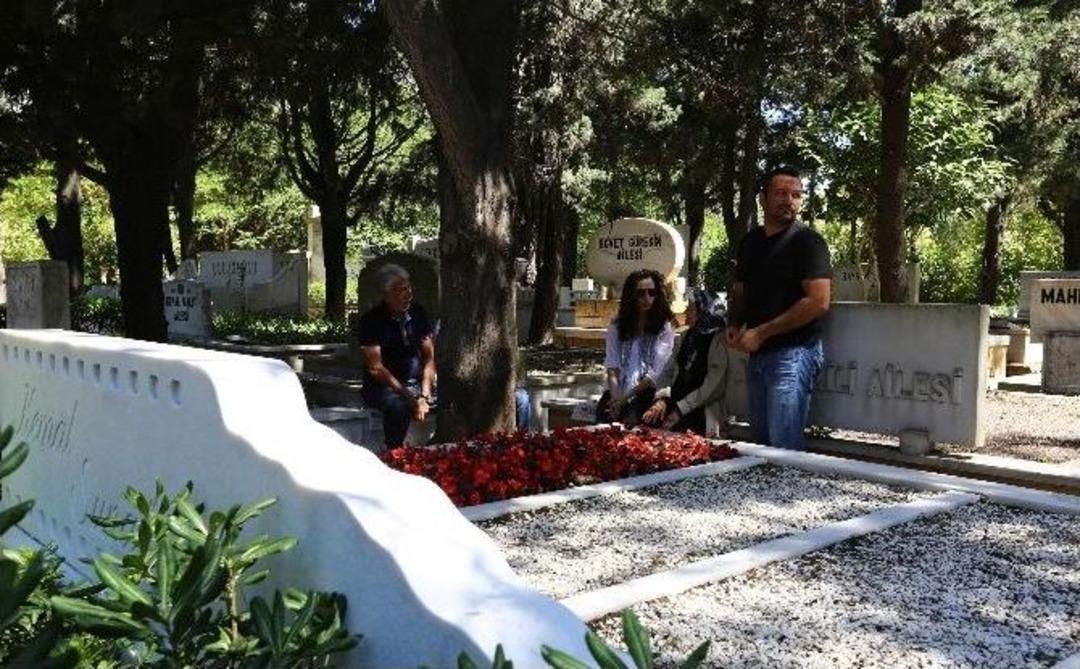 Kemal Sunal, &Ouml;l&uuml;m&uuml;n&uuml;n 14. Yıld&ouml;n&uuml;m&uuml;nde Anıldı