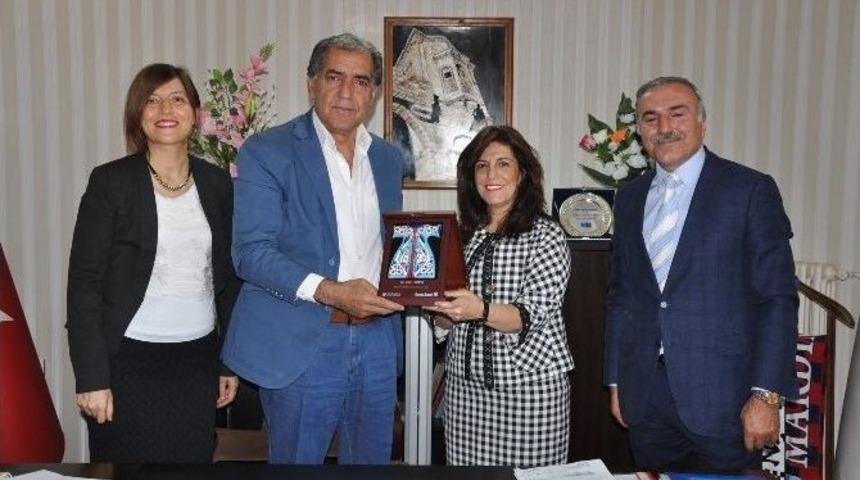 Denizbank Genel M&uuml;d&uuml;r&uuml;&rsquo;nden Irmak&rsquo;a Plaket