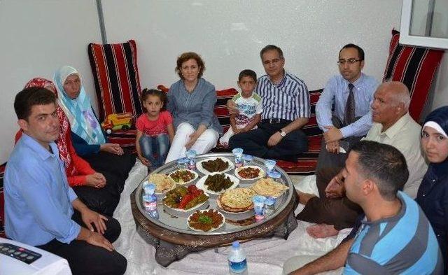 Suriyeli Aile Vali S&uuml;leyman Tapsız&rsquo;ı İftarda Ağırladı 2