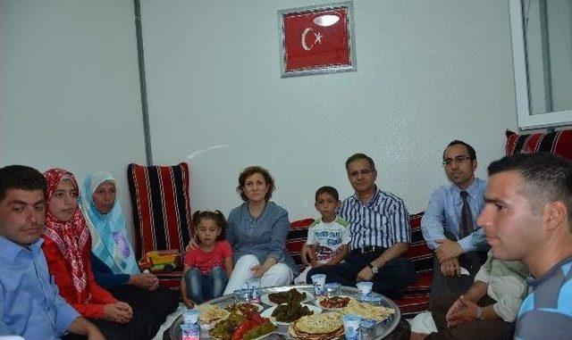 Suriyeli Aile Vali S&uuml;leyman Tapsız&rsquo;ı İftarda Ağırladı 3