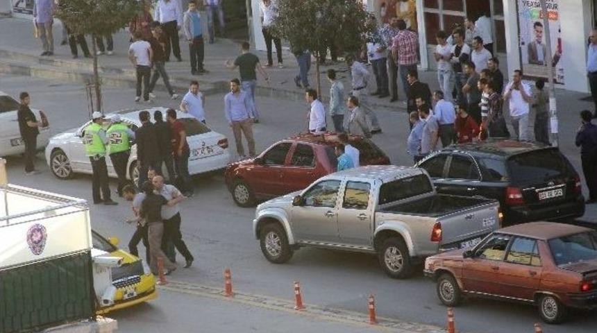 Kavga Eden İki Şahıs Cadde Ortasında Birbirini Kovaladı