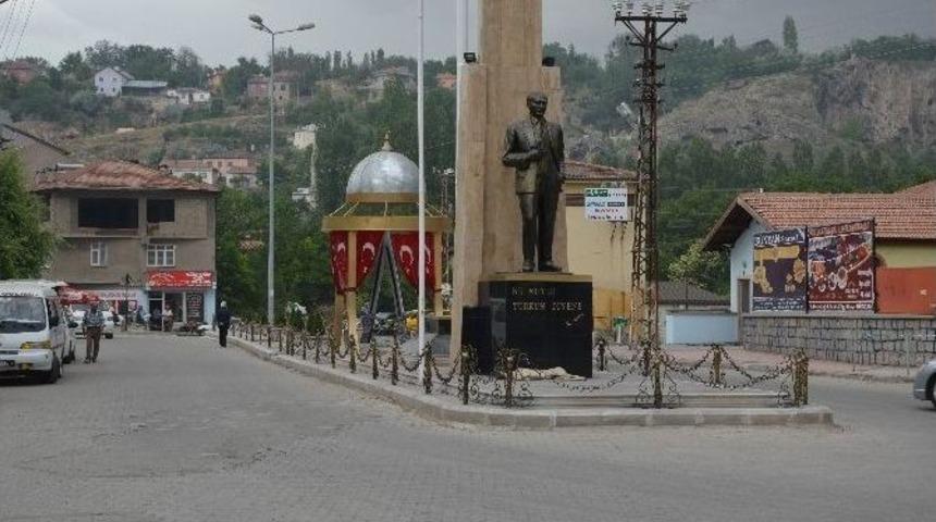 B&uuml;nyan Belediyesi K&ouml;pr&uuml; Ve &Ccedil;arşı Meydanında Peyzaj &Ccedil;alışmaları Devam Ediyor