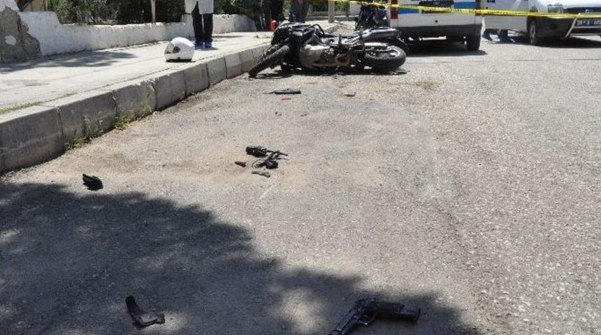 Dur İhtarına Uymayan Ara&ccedil; Polis Motosikletine &Ccedil;arptı: 2 Yaralı