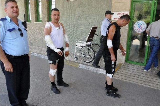 Dur İhtarına Uymayan Ara&ccedil; Polis Motosikletine &Ccedil;arptı: 2 Yaralı 1