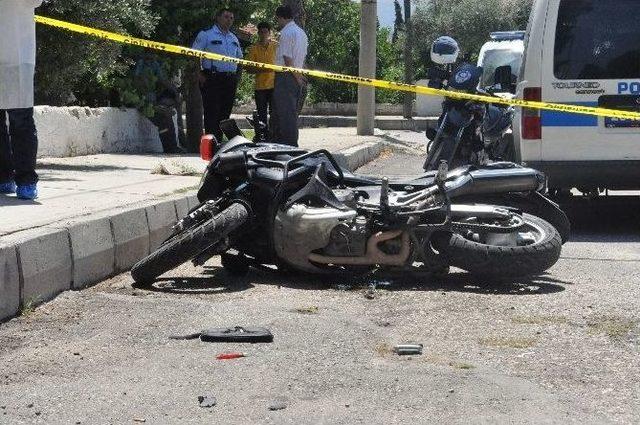Dur İhtarına Uymayan Ara&ccedil; Polis Motosikletine &Ccedil;arptı: 2 Yaralı 2