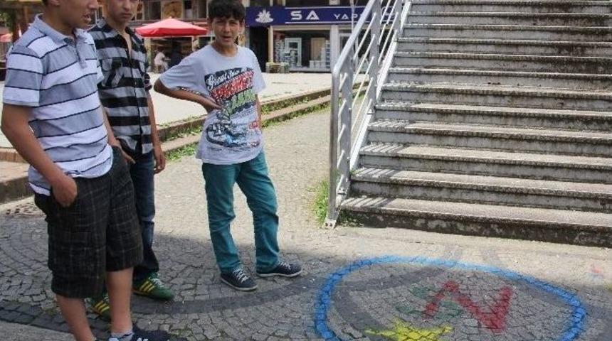 Rize'de Sokaklara &Ccedil;izilen Şekiller Polisi Harekete Ge&ccedil;irdi