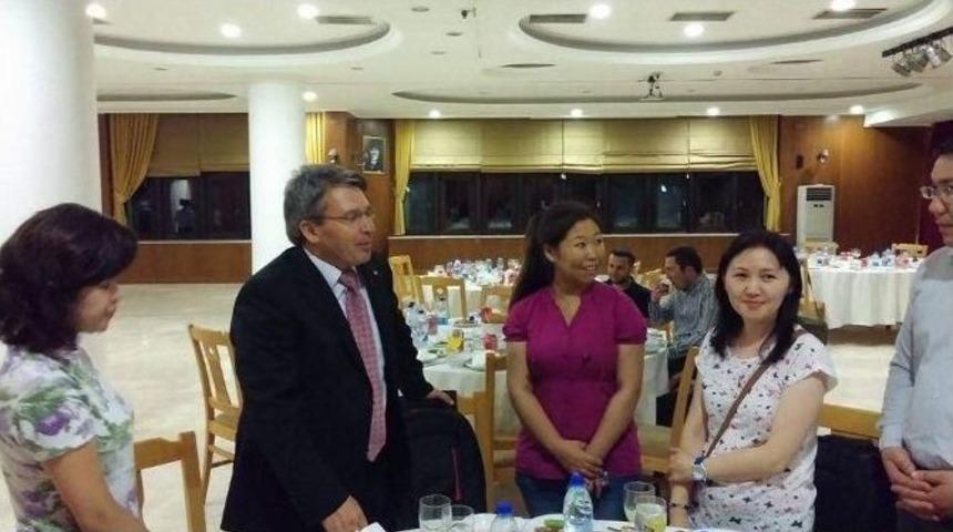 Milletvekili &Uuml;st&uuml;n T&uuml;rk D&uuml;nyasından Gen&ccedil;lerle İftarda Bir Araya Geldi