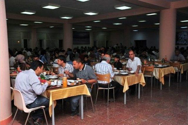 Rekt&ouml;r Battal&rsquo;dan &Uuml;niversite Personeline İftar 1