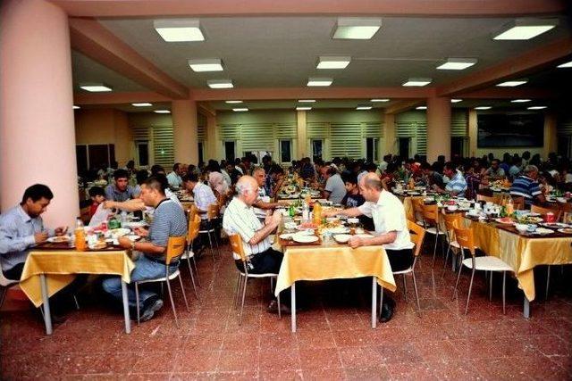 Rekt&ouml;r Battal&rsquo;dan &Uuml;niversite Personeline İftar 2