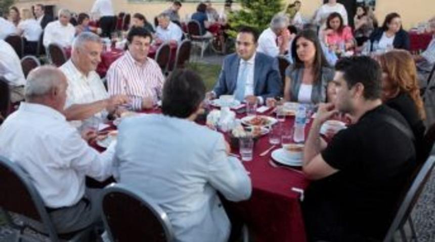 Bornova'da Coşkun Sabah'lı İftar