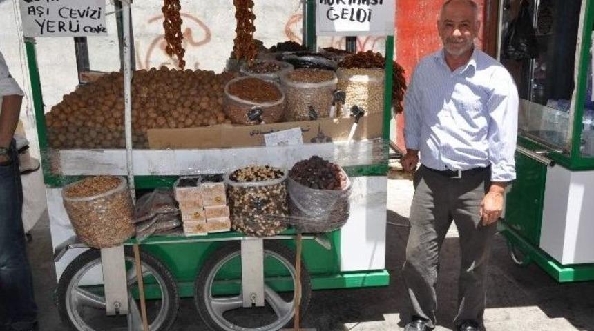 30 Yıldır Aynı Yerde Kuruyemiş Satıyor