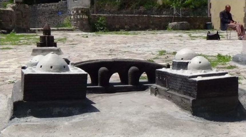 &Ccedil;oban Ressam Kars Kalesi&rsquo;nin Minyat&uuml;r&uuml;n&uuml; Yapıyor