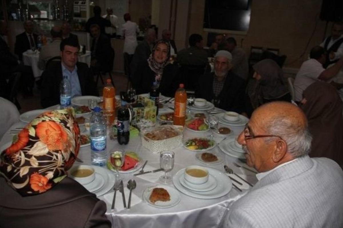 Vali &Uuml;nl&uuml;er'den İftar Yemeği