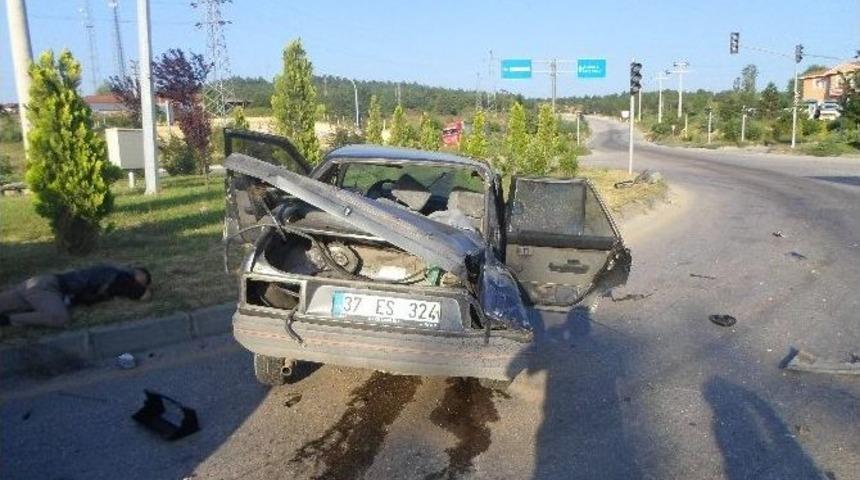 Kastamonu&rsquo;da İki Otomobil &Ccedil;arpıştı: 6 Yaralı