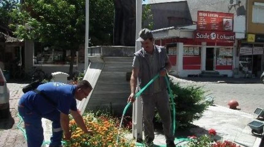 Yeşil Alanlara Yaz Bakımı S&uuml;r&uuml;yor