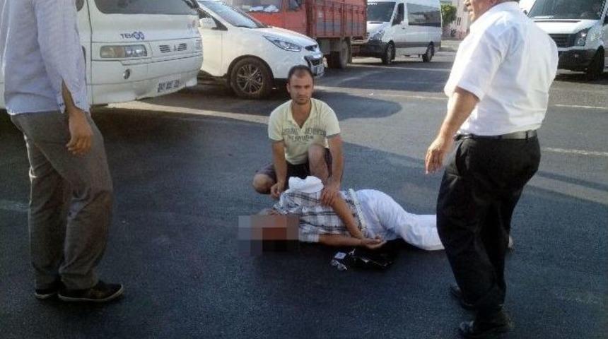 Antalya'da Motosiklet Yayaya &Ccedil;arptı: 1 &Ouml;l&uuml;, 2 Yaralı