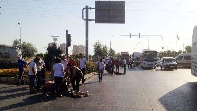 Antalya'da Motosiklet Yayaya Çarptı: 1 Ölü, 2 Yaralı