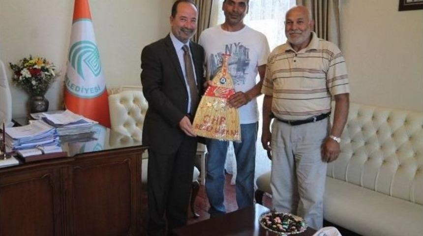 Edirne Belediye Başkanı G&uuml;rkan&rsquo;a El Emeği G&ouml;z Nuru Hediye
