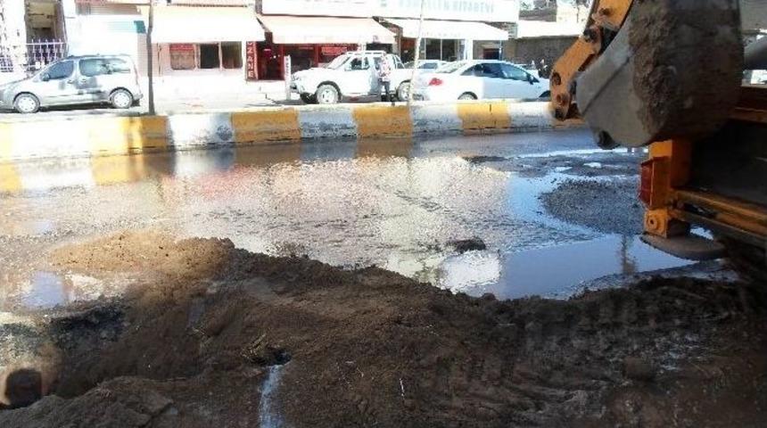 Diyarbakır&rsquo;da Doğalgaz &Ccedil;alışmaları Sırasında Su Borusu Patladı