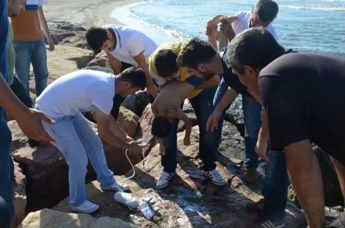 Oyuncağın Peşine Giden 3 &Ccedil;ocuk Boğulma Tehlikesi Ge&ccedil;irdi