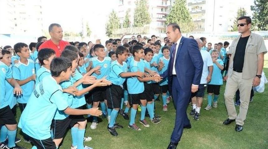 Adana B&uuml;y&uuml;kşehir Belediyespor Futbol Okulu A&ccedil;ıldı