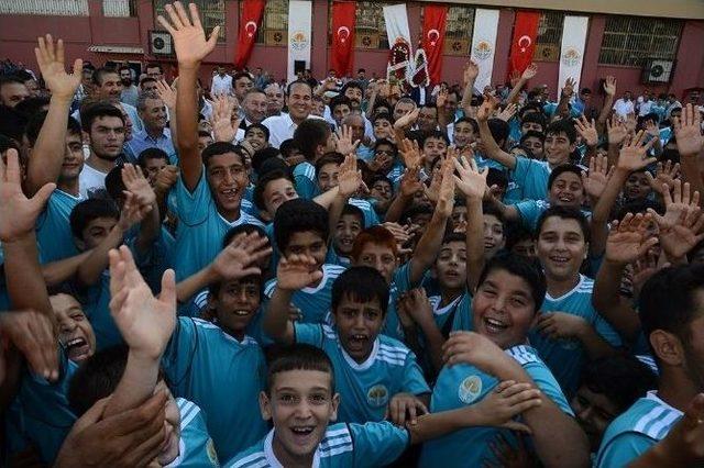 Adana Büyükşehir Belediyespor Futbol Okulu Açıldı