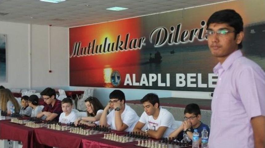 Aynı Anda 15 Kişiyi Mat Etti
