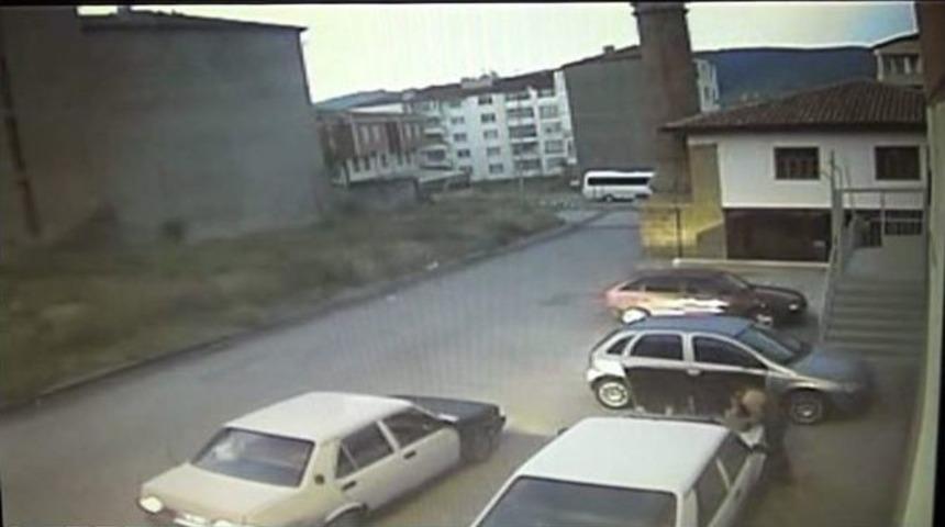 Otomobilden 17 Saniyede Ak&uuml; Hırsızlığı