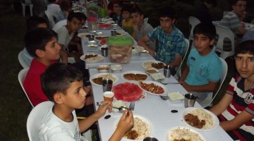 &Ouml;ğrencilere Hayırseverlerden İftar Yemeği