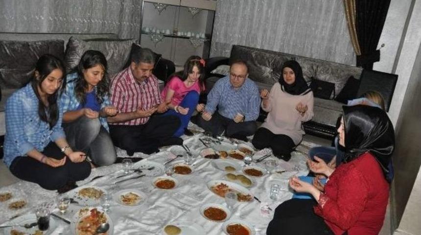 Siirt Valisi Tutulmaz, &Ccedil;ocuklarla İftar A&ccedil;tı