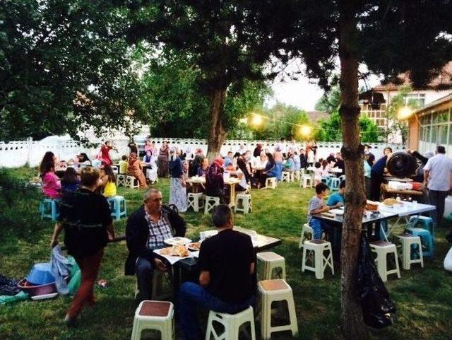 Başkan Yavuz, Mahallelilerle İftar A&ccedil;tı 1