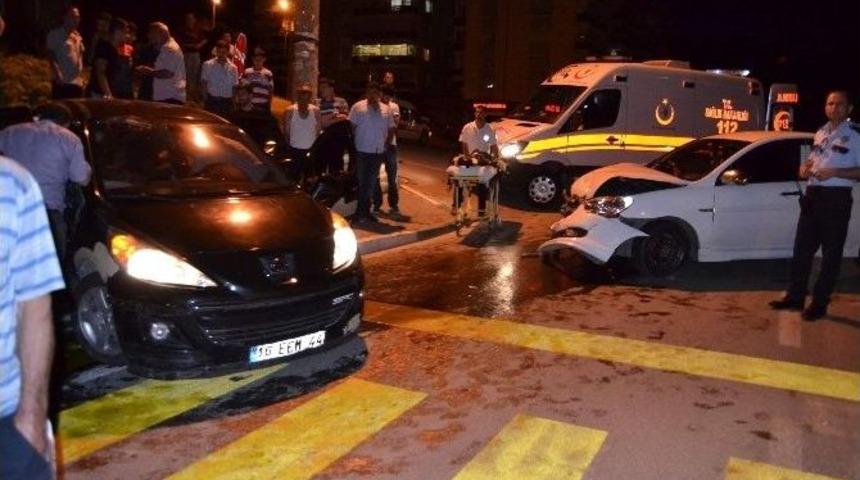Bursa'da Sinyalizasyon Olmayan Kavşakta Faciaya Kılpayı: 5 Yaralı