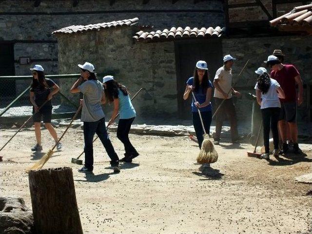 Amerikalı Öğrenciler Zoopark'ı Gezip, Yerleri Süpürdüler