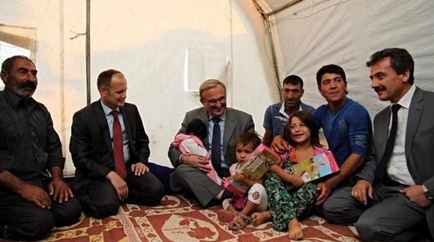 5 Yıldızlı Davetleri Reddeden Vali Mevsimlik İş&ccedil;ilerle İftar Yaptı