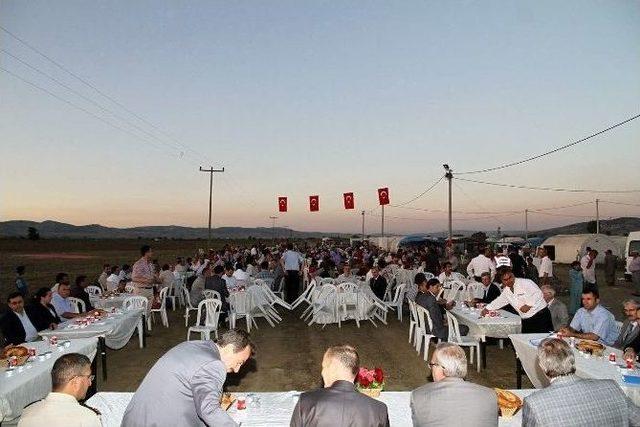 5 Yıldızlı Davetleri Reddeden Vali Mevsimlik İş&ccedil;ilerle İftar Yaptı 1