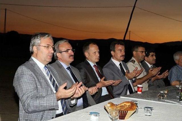 5 Yıldızlı Davetleri Reddeden Vali Mevsimlik İş&ccedil;ilerle İftar Yaptı 2