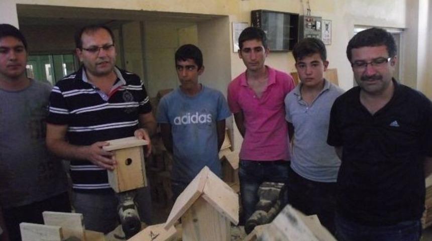 &Ouml;ğretmen Ve &Ouml;ğrenciler Kuşlara Yuva Yapıyor