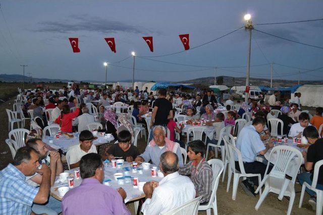 Vali Karaloğlu, Mevsimlik Tarım Işçileriyle Iftar Yaptı