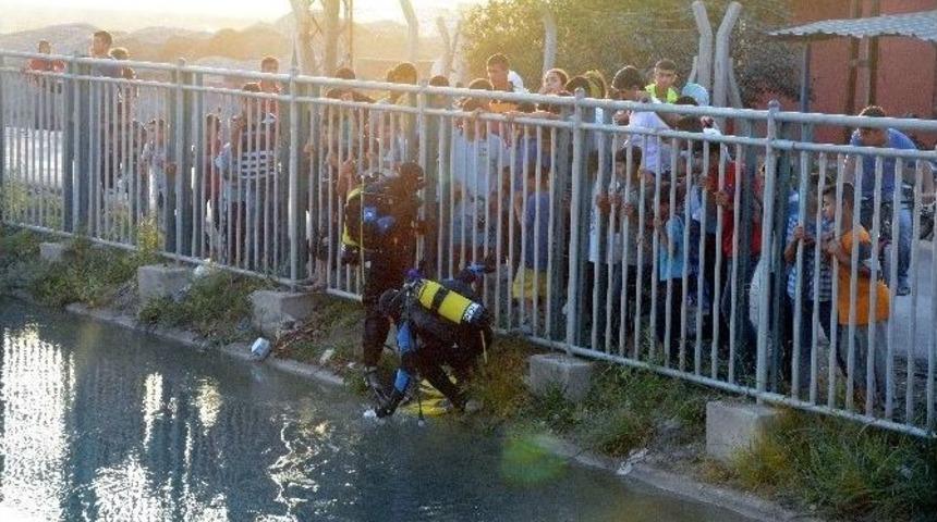 Oru&ccedil; Tutan &Ccedil;ocuk Serinlemek İ&ccedil;in Ayağını Uzattığı Kanalda Boğuldu