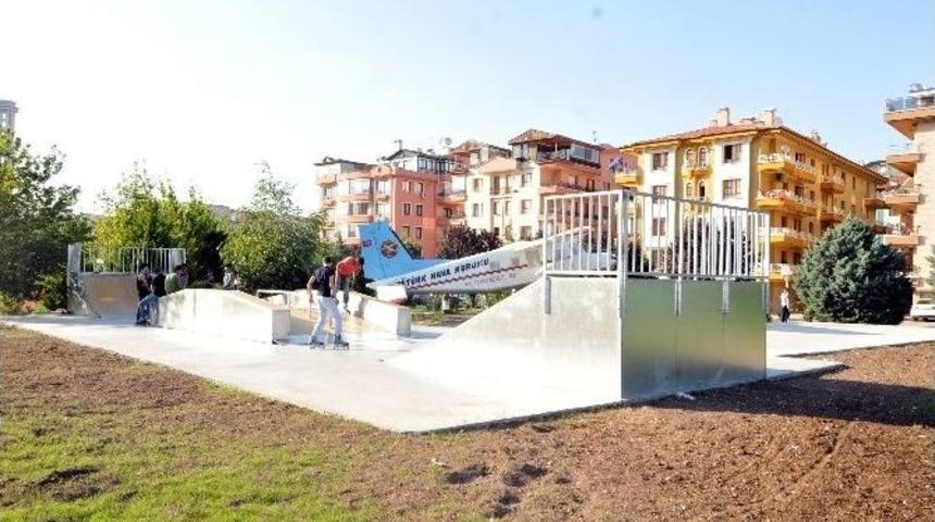 Başkan Ak&rsquo;tan Gen&ccedil;lere Paten Ve Kaykay Parkuru Hediyesi