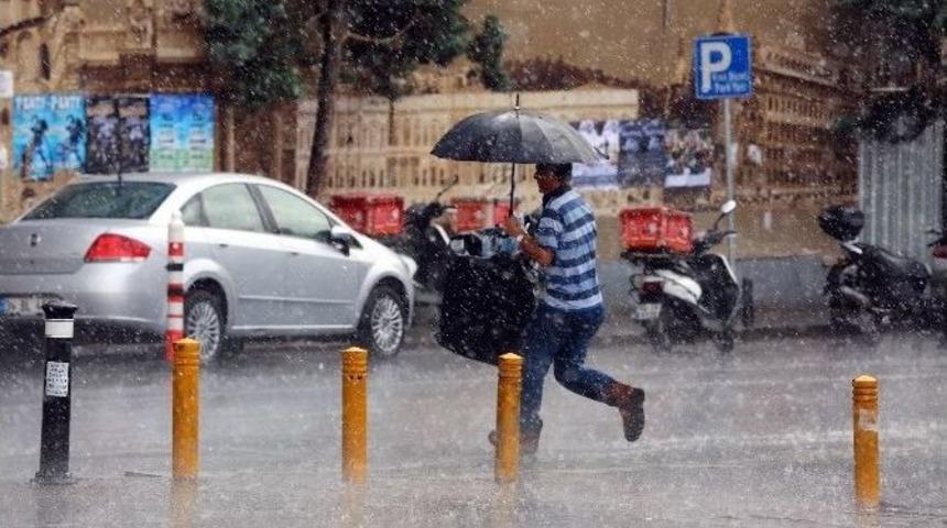 Taksim’de Vatandaşlar Yağmura Hazırlıksız Yakalandı