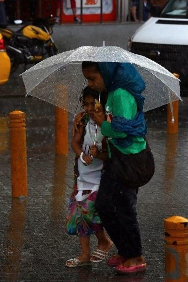 Taksim’de Vatandaşlar Yağmura Hazırlıksız Yakalandı