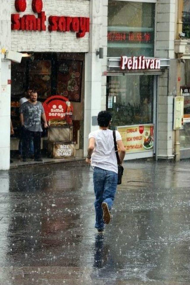 Taksim’de Vatandaşlar Yağmura Hazırlıksız Yakalandı