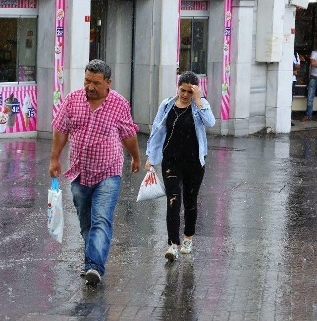 Taksim’de Vatandaşlar Yağmura Hazırlıksız Yakalandı