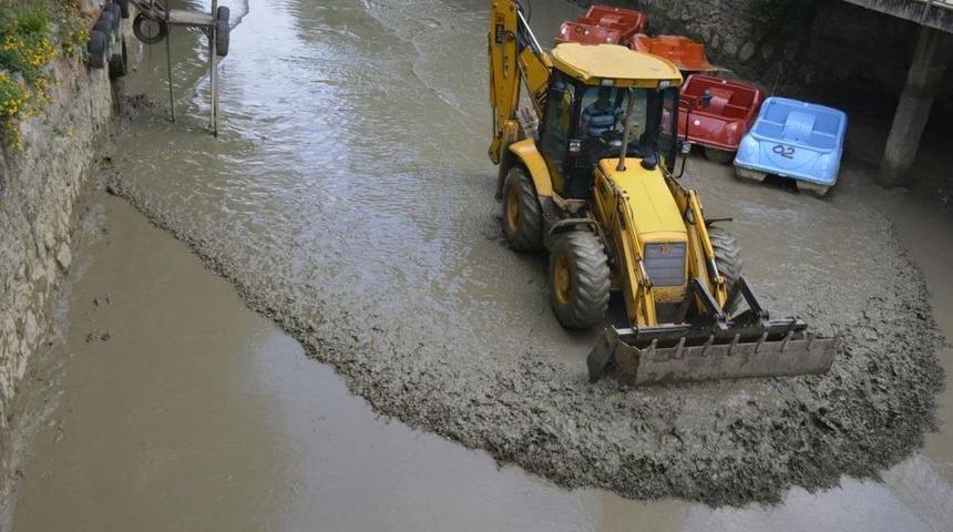 Kozan'da Sinekle M&uuml;cadele &Ccedil;alışmaları